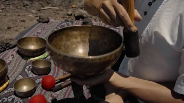 Jeune Asiatique Jouant Tibedt Chantant Des Tasses Cuivre Sur Une — Video
