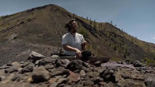 Jovem Asiático Jogando Tibedt Cantando Copos Cobre Uma Montanha Visualização — Vídeo de Stock