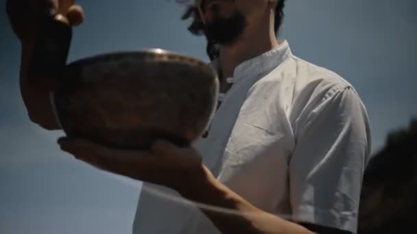 Jovem Asiático Jogando Tibedt Cantando Copos Cobre Uma Montanha Visualização — Vídeo de Stock