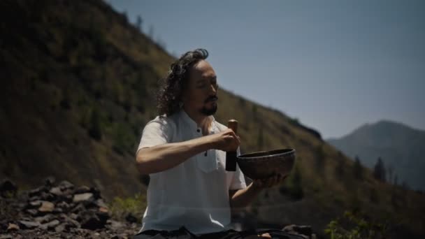 Jovem Asiático Jogando Tibedt Cantando Copos Cobre Uma Montanha Visualização — Vídeo de Stock