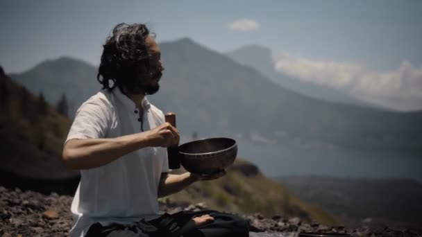 Jovem Asiático Jogando Tibedt Cantando Copos Cobre Uma Montanha Visualização — Vídeo de Stock