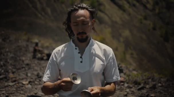 Jovem Asiático Jogando Tibedt Cantando Copos Cobre Uma Montanha Visualização — Vídeo de Stock