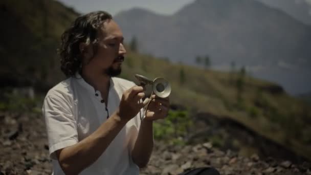 Jovem Asiático Jogando Tibedt Cantando Copos Cobre Uma Montanha Visualização — Vídeo de Stock