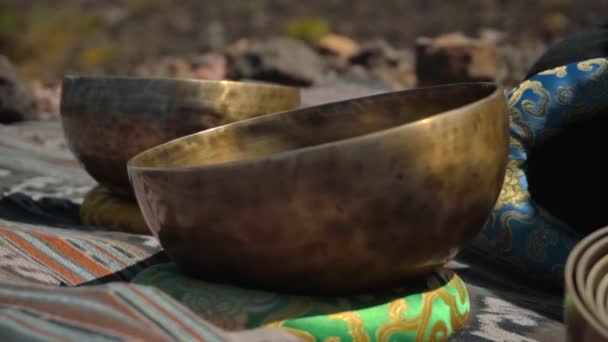 Tibedt Çalan Genç Bir Asyalı Doğadaki Bir Dağda Bakır Bardaklar — Stok video