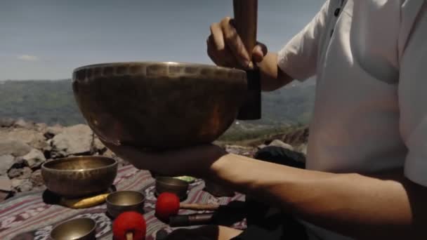 Jovem Asiático Jogando Tibedt Cantando Copos Cobre Uma Montanha Visualização — Vídeo de Stock