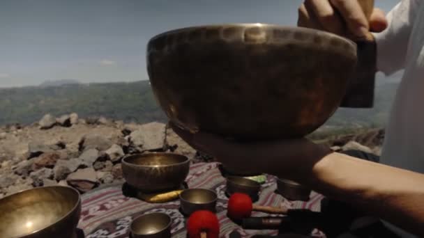 Tibedt Çalan Genç Bir Asyalı Doğadaki Bir Dağda Bakır Bardaklar — Stok video
