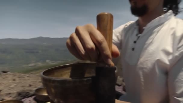 Joven Asiático Jugando Tibedt Cantando Copas Cobre Una Montaña Observación — Vídeo de stock