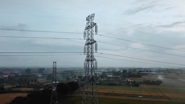 Vista Aérea Drone Uma Torre Transmissão Elétrica Recém Construída Campo — Vídeo de Stock