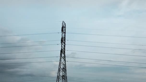 日落时新建成的绿色稻田输电塔的空中无人驾驶图像 — 图库视频影像