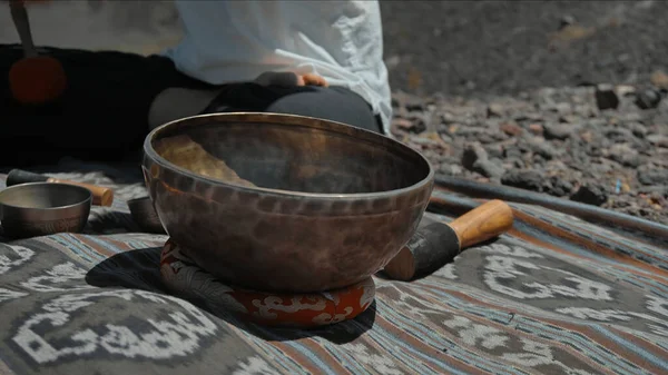 Ein Junger Asiate Spielt Tibet Und Singt Kupferbecher Auf Einem — Stockfoto