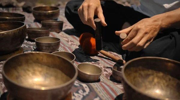 Ein Junger Asiate Spielt Tibet Und Singt Kupferbecher Auf Einem — Stockfoto