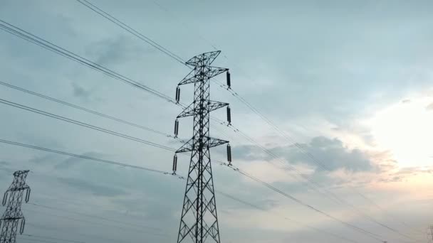Flygdrönare Syn Nybyggd Elektrisk Transmissionstorn Grön Risfält Vid Solnedgången — Stockvideo