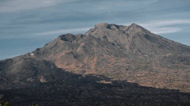 Endonezya 'daki Bali adasında bulutlu yüksek volkan videosu