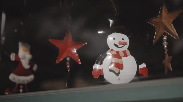 Pequenos Brinquedos Brancos Natal Bonecos Neve Pendurados Fio Atrás Vidro — Vídeo de Stock