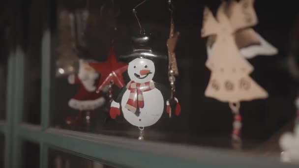 Pequenos Brinquedos Brancos Natal Bonecos Neve Pendurados Fio Atrás Vidro — Vídeo de Stock