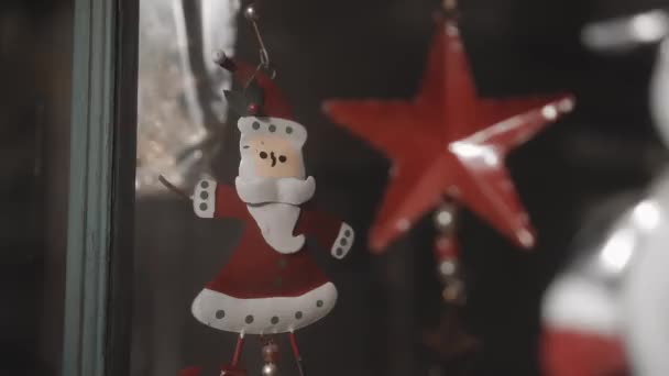 Pequenos Brinquedos Natal Vermelho Santa Claus Atrás Vidro Casa — Vídeo de Stock