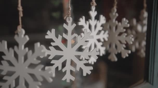 Pequeño Copo Nieve Blanco Joyería Navidad Que Cuelga Hilo Detrás — Vídeo de stock