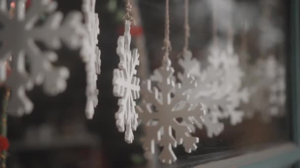 Kleine Witte Kerst Sieraden Sneeuwvlok Opknoping Een Draad Achter Het — Stockvideo