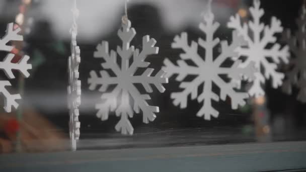 Pequeño Copo Nieve Blanco Joyería Navidad Que Cuelga Hilo Detrás — Vídeos de Stock