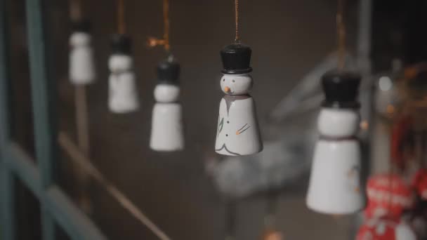 Маленькие Белые Рождественские Игрушки Снеговики Висят Нитке Стеклом Доме — стоковое видео