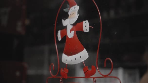 Małe Czerwone Zabawki Świąteczne Santa Claus Wiszące Szkle Domu — Wideo stockowe