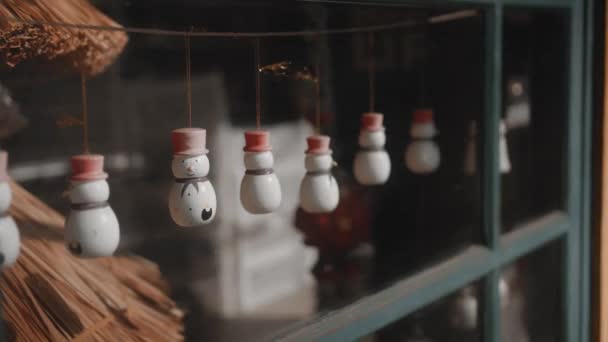 Kleine Witte Kerst Speelgoed Sneeuwpoppen Hangen Aan Een Draad Achter — Stockvideo