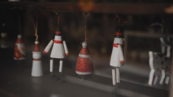 Маленькие Белые Рождественские Игрушки Оленя Солдат Висит Нитке Стеклом Доме — стоковое видео