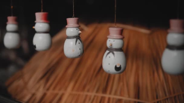 Kleine Witte Kerst Speelgoed Sneeuwpoppen Hangen Aan Een Draad Achter — Stockvideo