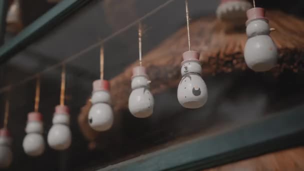 Küçük Beyaz Noel Oyuncakları Kardan Adamlar Evdeki Camın Arkasında Bir — Stok video