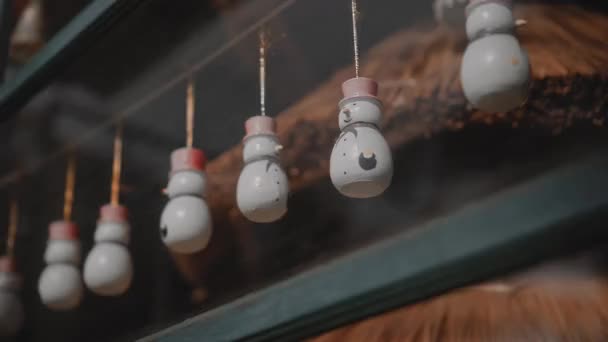 Kleine Witte Kerst Speelgoed Sneeuwpoppen Hangen Aan Een Draad Achter — Stockvideo