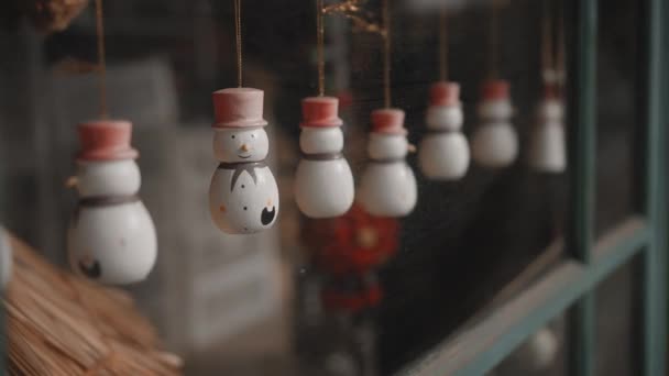 Malé Bílé Vánoční Hračky Sněhuláci Visí Niti Sklem Domě — Stock video