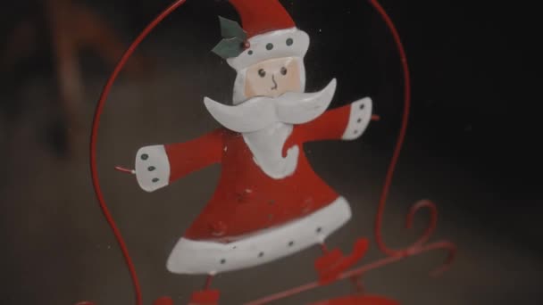 Pequenos Brinquedos Natal Vermelho Santa Claus Pendurado Vidro Casa — Vídeo de Stock