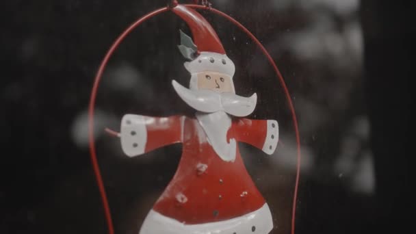 小さな赤いクリスマスのおもちゃサンタクラスハング上のガラスで家 — ストック動画