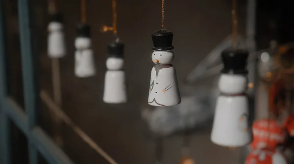 Kleine Weiße Weihnachtsspielzeuge Schneemänner Hängen Faden Hinter Dem Glas Haus — Stockfoto