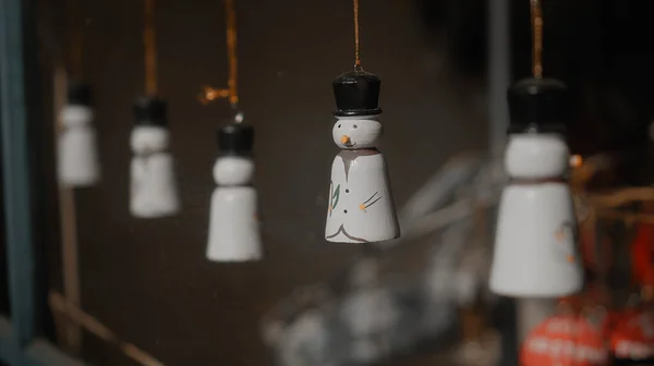 Kleine Weiße Weihnachtsspielzeuge Schneemänner Hängen Faden Hinter Dem Glas Haus — Stockfoto