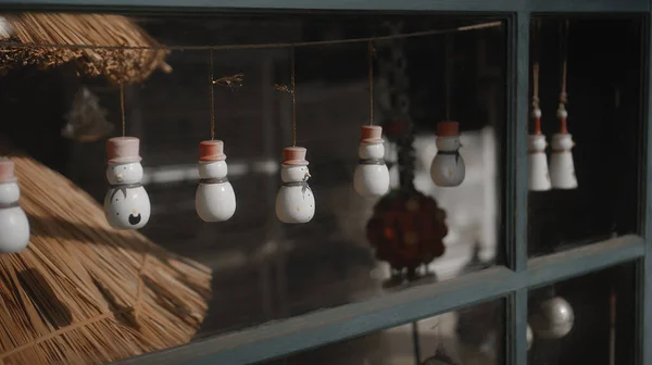 Pequenos Brinquedos Brancos Natal Bonecos Neve Pendurados Fio Atrás Vidro — Fotografia de Stock