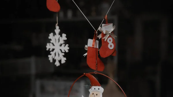 Kleine Rote Weihnachtssocken Hängen Glas Haus — Stockfoto