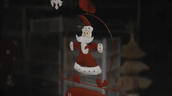 Маленькие Красные Рождественские Игрушки Санта Клауса Висят Стекле Доме — стоковое фото