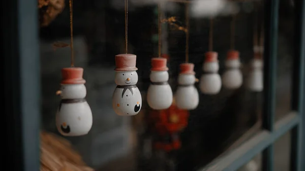 Piccoli Pupazzi Neve Bianchi Natale Appesi Filo Dietro Vetro Casa — Foto Stock