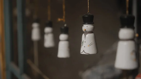 Маленькие Белые Рождественские Игрушки Снеговики Висят Нитке Стеклом Доме — стоковое фото