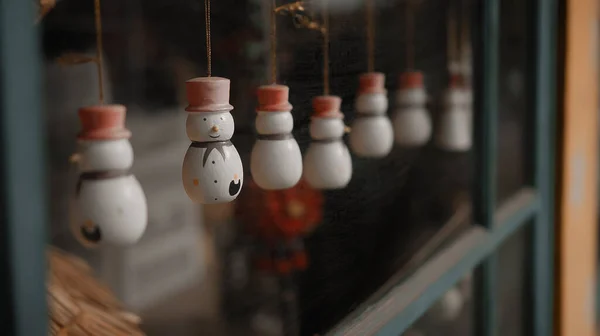 Pequenos Brinquedos Brancos Natal Bonecos Neve Pendurados Fio Atrás Vidro — Fotografia de Stock