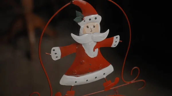 Kleines Rotes Weihnachtsspielzeug Weihnachtsmann Hängt Glas Haus — Stockfoto