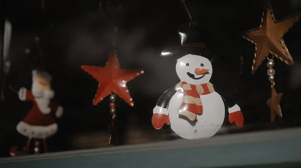 Маленькие Белые Рождественские Игрушки Снеговики Висят Нитке Стеклом Доме — стоковое фото
