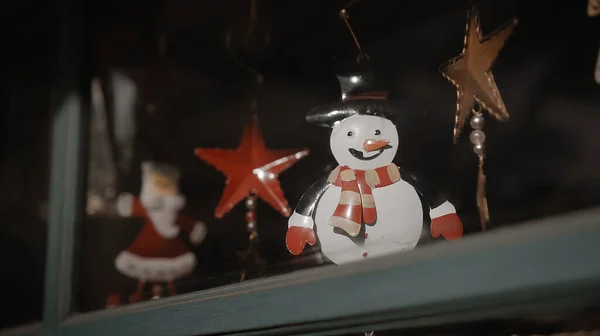 Kleine Weiße Weihnachtsspielzeuge Schneemänner Hängen Faden Hinter Dem Glas Haus — Stockfoto