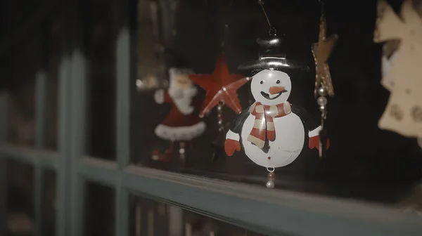 Kis Fehér Karácsonyi Játékok Hóember Lóg Egy Cérna Mögött Üveg — Stock Fotó