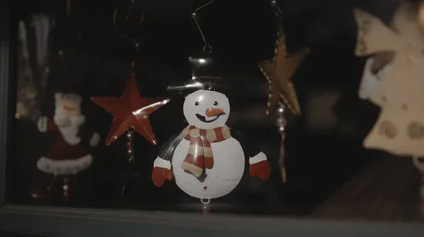 Маленькі Білі Різдвяні Іграшки Сніговики Висять Нитці Склом Будинку — стокове фото