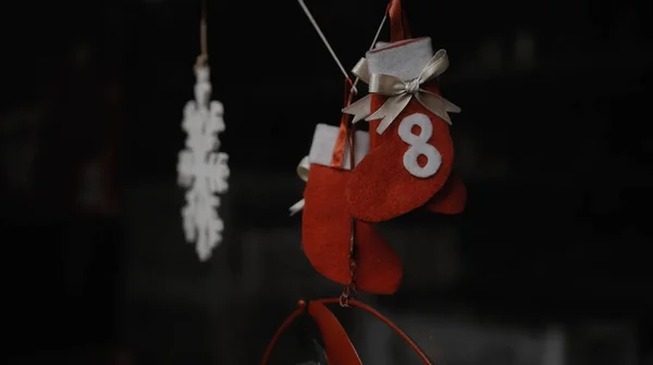 Evdeki Küçük Kırmızı Noel Oyuncak Çorapları Camda Asılı — Stok fotoğraf
