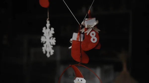 Маленькие Красные Рождественские Носки Висят Стекле Доме — стоковое фото