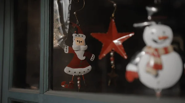 Piccoli Giocattoli Natale Rosso Babbo Natale Piedi Dietro Vetro Casa — Foto Stock