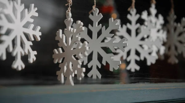 Маленькие Белые Рождественские Украшения Снежинка Висит Нитке Стеклом Доме — стоковое фото